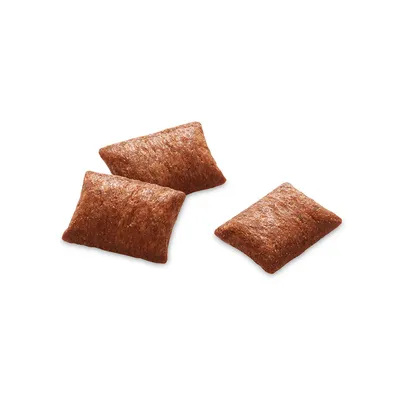 Drei braune, kissenförmige Snacks mit glatter Oberfläche, sichtbar auf weissem Hintergrund.