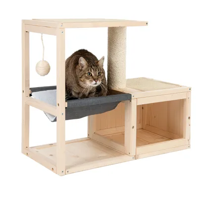 Katzenmöbel aus Holz mit Kratzsäule, Hängematte und Spielball. Katze sitzt in der Hängematte.