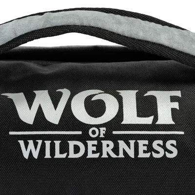 Wolf of Wilderness. Název značky viditelný na černé látce.