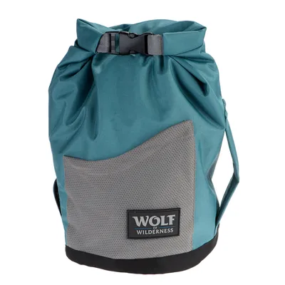 Wolf of Wilderness táska kék és szürke színben, feltekerhető zárással, logóval az elején.