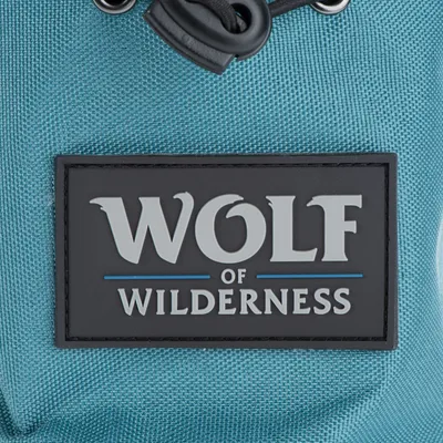 Wolf of Wilderness. Markenlogo auf türkisfarbenem Stoff.