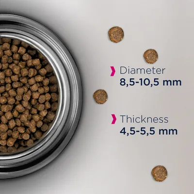 Afbeelding van brokjes met tekst: Diameter 8,5–10,5 mm, Thickness 4,5–5,5 mm. Maten geven de grootte en dikte van het voer aan.