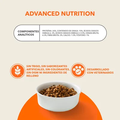 Comida seca en cuenco blanco. Componentes analíticos: proteína 26 %, grasa 15 %, omega 6: 3 %, omega 3: 0,5 %, ceniza bruta 6,3 %, fibra 2 %, calcio 1,5 %, fósforo 1 %. Sin trigo ni OGM.