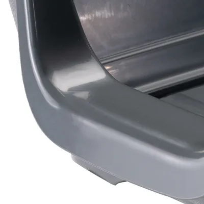 Posnetek od blizu sive plastične obrobe, ki je del izdelka z gladko površino.