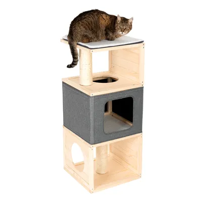 Klösträd av trä med tre nivåer, sisal-klöspelare och vadderad liggyta. Katt sitter på övre plattformen.