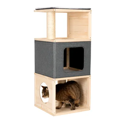 Klösträd av trä med tre nivåer, sisal-klösstolpe och grå tygboxar. Katt sitter i den nedre boxen med runt ingångshål.