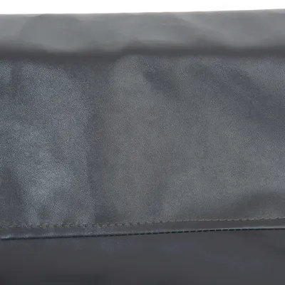 Nahaufnahme eines dunkelgrauen, glatten Kunstledermaterials mit sichtbarer Naht.