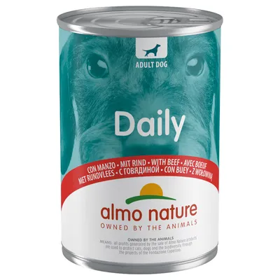 Scatola Almo Nature Daily per cane adulto, con manzo. Testo visibile: 'ADULT DOG', 'Daily', 'con manzo', 'almo nature OWNED BY THE ANIMALS'.