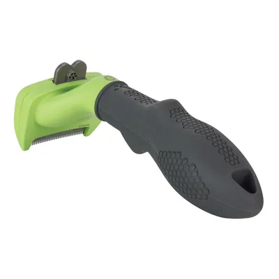 Cepillo para mascotas con mango negro antideslizante y cabezal verde con púas metálicas visibles. Materiales: plástico y metal.