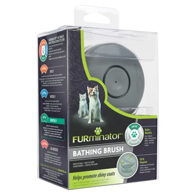 FURminator Bathing Brush i plast, synlig børste i emballage med tekst: 'Helps promote shiny coats', 'Bathe Monthly', 'Fill & Dispense'. Billede af hund og kat på forsiden.