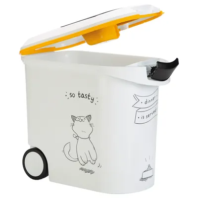 Weisser Futterbehälter mit gelbem Deckel, Katzendesign und Text 'so tasty' sowie 'dinner is served'. Behälter auf Rollen mit Verschlussmechanismus.