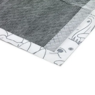 Primo piano di un tappetino grigio assorbente con bordo bianco, stampato con facce di cani. Mostra la struttura del materiale e il design.
