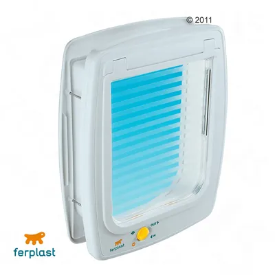 Sportello per animali Ferplast in plastica bianca con pulsante giallo e indicatori out/in, finestra trasparente a righe blu visibili. Marchio ferplast in basso a sinistra.