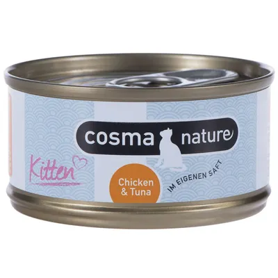 cosma nature dåse med teksten Kitten, Chicken & Tuna, IM EIGENEN SAFT. Dåsemad til killinger med kylling og tun synligt på etiketten.