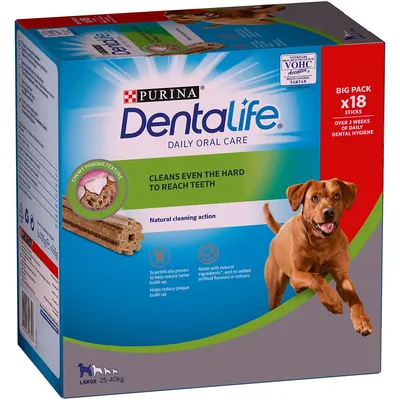 Purina Dentalife Daily Oral Care, opakowanie 18 sztuk dla dużych psów 25–40 kg. Widoczne teksty: cleans even the hard to reach teeth, natural cleaning action, big pack x18 sticks.