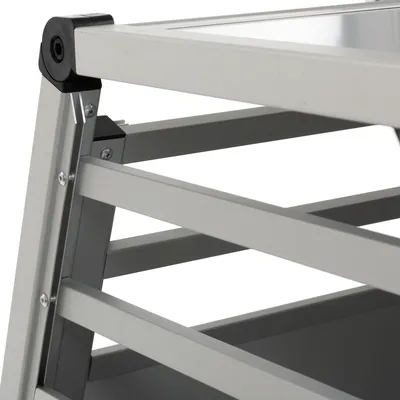 Dettaglio struttura in metallo grigio con angoli rinforzati in plastica nera, vista ravvicinata delle barre orizzontali e viti di fissaggio.