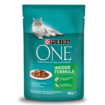 Purina ONE Indoor Formula, 85 g. Opakowanie z wizerunkiem kota, zdjęciem kawałków karmy w sosie oraz napisem: minimalizuje powstawanie kul włosowych, zdrowa sylwetka.