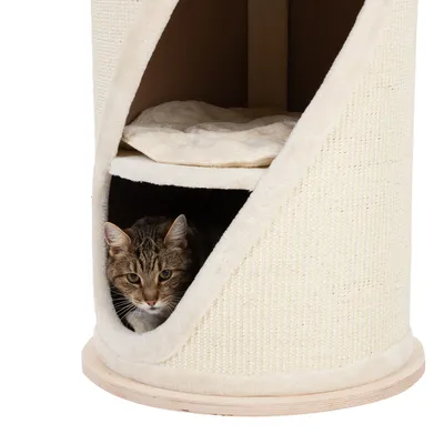 Kratzbaum mit zwei Ebenen, untere Ebene als Höhle mit Katze sichtbar, obere Ebene mit gepolsterter Liegefläche. Beige Stoff und Sisal-Oberfläche.