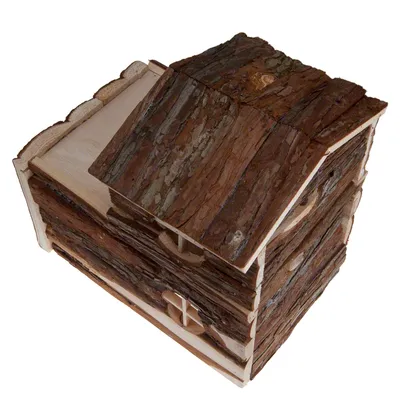 Maison en bois pour petits animaux, forme de cabane avec écorce visible sur les parois et le toit, deux ouvertures rondes à l’avant.