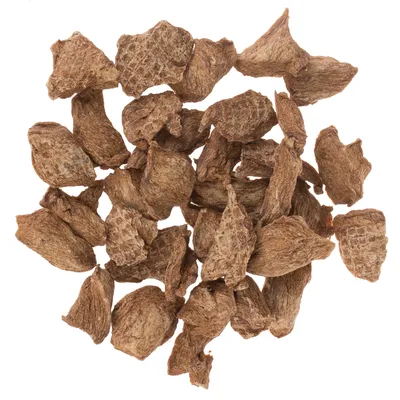 Morceaux de friandises bruns en forme de bouchées, texture rugueuse, sans emballage visible, présentés sur fond blanc.
