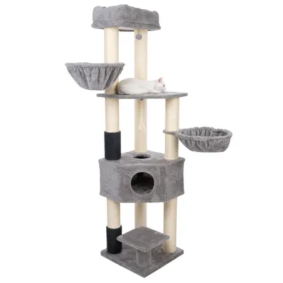 Arbre à chat gris avec plusieurs plateformes, deux paniers ronds, une niche centrale, poteaux en sisal et un chat blanc allongé sur une plateforme supérieure.