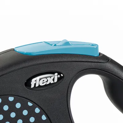 Manico di guinzaglio avvolgibile Flexi con pulsante blu e impugnatura nera a pois azzurri, marchio flexi visibile.