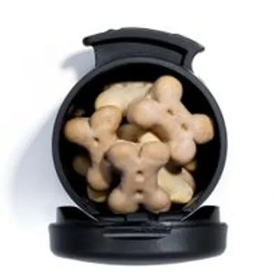 Sort beholder med åbent låg, fyldt med lysebrune hundekiks formet som ben. Materiale på beholderen er plastik.