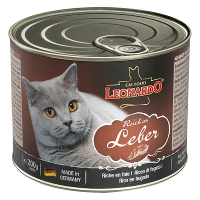Leonardo Cat Food, bogata jetra, konzerva 200g. Proizvedeno u Njemačkoj. Prikaz sive mačke na smeđoj pozadini.