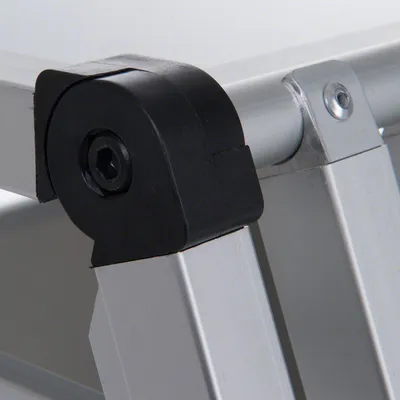Närbild av en svart plastled på en silverfärgad aluminiumram, synligt fastsatt med skruvar.