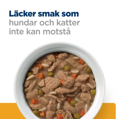 Text: Läcker smak som hundar och katter inte kan motstå. Skål med våtfoder, synliga bitar av kött, ärtor, morötter och ris.