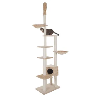 Klatrestativ til katte i beige stof og sisal, flere platforme, to hængekøjer og en hule. En gråstribet kat står på en af de øverste hylder.