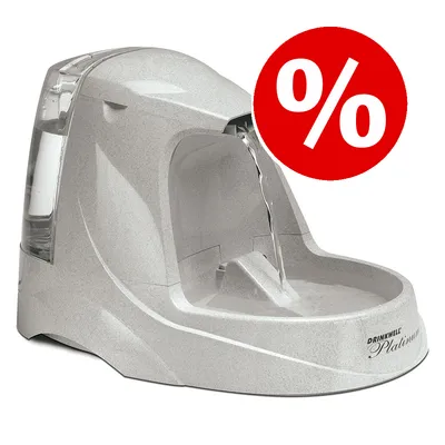 Fuente de agua Drinkwell Platinum gris con chorro, recipiente transparente y símbolo de porcentaje en rojo indicando oferta.