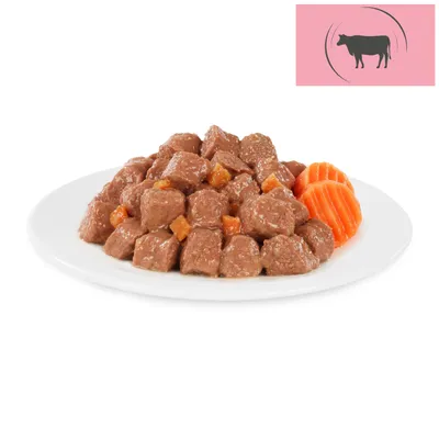 Portion of wet food with meat pieces and carrots on a plate, cow symbol in pink corner.