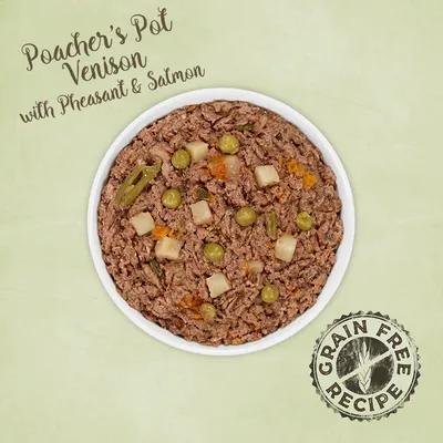 Poacher's Pot Venison mit Fasan und Lachs. Grain Free Recipe. Schüssel mit Nassfutter, sichtbar sind Erbsen, Kartoffelstücke und Gemüse.