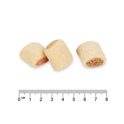 Povečava štirih majhnih, kremnih prigrizkov s polnilom. Merilo v centimetrih prikazuje velikost prigrizkov med 1 in 2 cm.