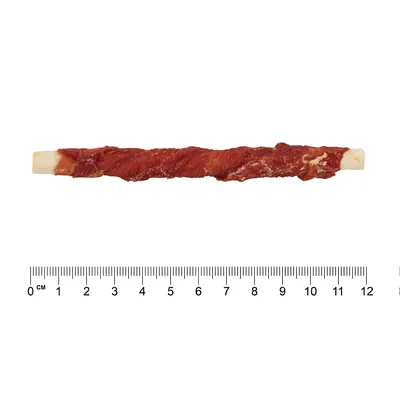 Žvečilni izdelek z mesnim ovojem, dolžina približno 12 cm, vidna merilna lestvica v centimetrih.