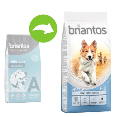 Imagine cu două ambalaje de hrană pentru câini Briantos Adult Light 14 kg, unul vechi și unul nou, cu săgeată verde indicând schimbarea designului. Text vizibil: 'Adult Light', '14 kg'.