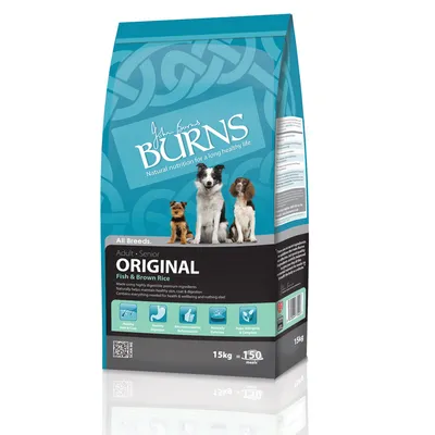 Burns Original Fish & Brown Rice koiranruokapakkaus, 15 kg. Pakkauksessa kolme koiraa, teksti: Adult Senior, All Breeds, 150 meals, sekä englanninkielisiä ominaisuuksia.