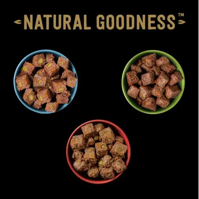 Trois bols remplis de cubes d’aliments pour animaux, texte visible : NATURAL GOODNESS