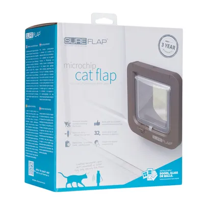 SureFlap microchip cat flap, chatière marron sur l’emballage. Texte visible : garantie 3 ans, fonctionne avec puces d’identification, mémorise jusqu’à 32 chats, pour portes, vitres ou murs.