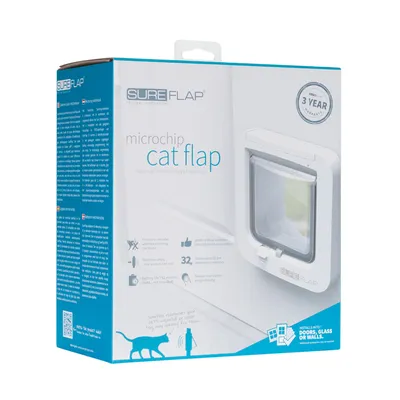 Boîte de chatière SureFlap microchip cat flap, garantie 3 ans, compatible portes, vitres ou murs, capacité jusqu’à 32 identifiants, fonctionne avec puce électronique. Texte en anglais.