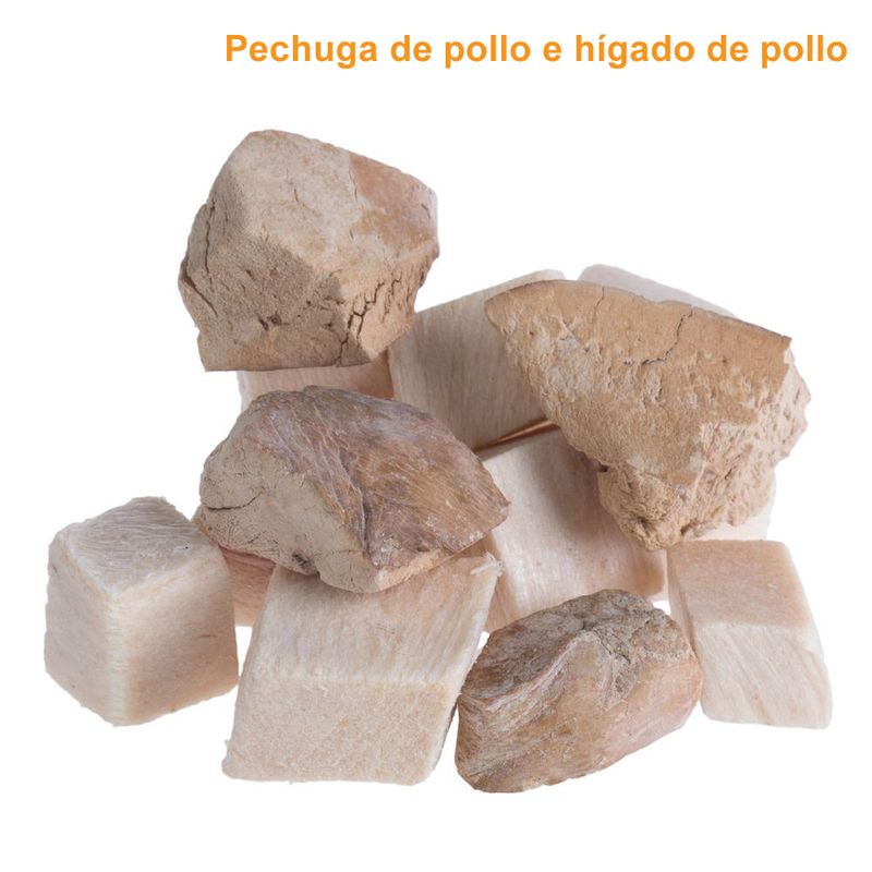 Trozos de pechuga de pollo e hígado de pollo deshidratados, presentados en cubos y piezas irregulares. Texto visible: Pechuga de pollo e hígado de pollo.