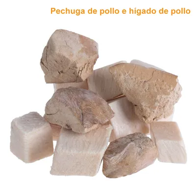 Trozos de pechuga de pollo e hígado de pollo deshidratados, presentados en cubos y piezas irregulares. Texto visible: Pechuga de pollo e hígado de pollo.