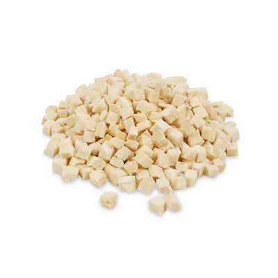 Cubetti di alimento per pet, colore beige chiaro, disposti in un mucchio su sfondo bianco. Nessun marchio o testo visibile.