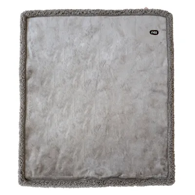 Tapis rectangulaire gris en tissu avec bordure épaisse, étiquette visible FAY dans un coin.