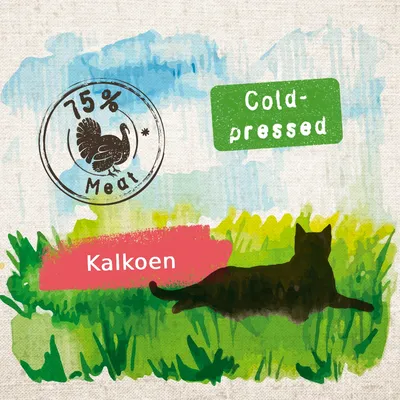 Tekst: 75% Meat, Cold-pressed, Kalkoen. Illustratie van een kalkoen en een liggende kat in gras. Tekst 'Cold-pressed' is in het Engels.