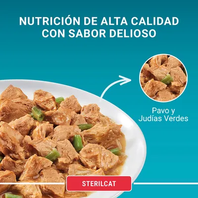 Comida húmeda STERILCAT de pavo y judías verdes. Texto: Nutrición de alta calidad con sabor delicioso. Trozos visibles en salsa en un plato blanco.