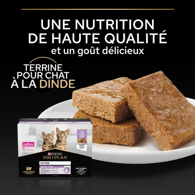 Texte : Une nutrition de haute qualité et un goût délicieux. Terrine pour chat à la dinde. PURINA PRO PLAN Kitten, sans colorants ajoutés, ISFM, deux chatons sur l’emballage.