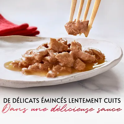 Texte visible : De délicats émincés lentement cuits dans une délicieuse sauce. Morceaux de viande en sauce sur une assiette blanche, pris avec des baguettes en bois.