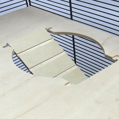 Holzplattform mit integrierter Rampe und runder Öffnung, geeignet für Käfige mit Metallgitterwänden.